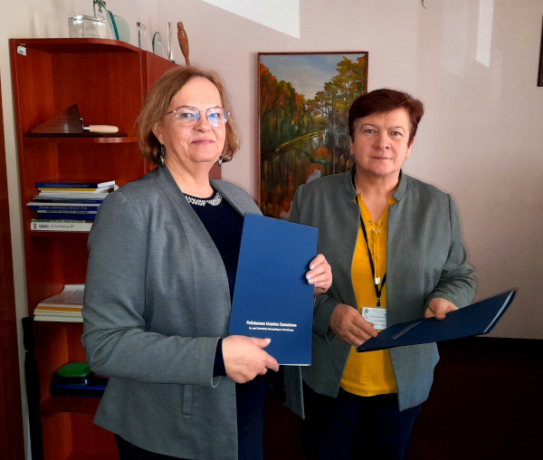 Na zdjęciu Rektor dr hab. Anna Szylar, prof. ucz. oraz Dyrektor mgr Wiesława Barzycka